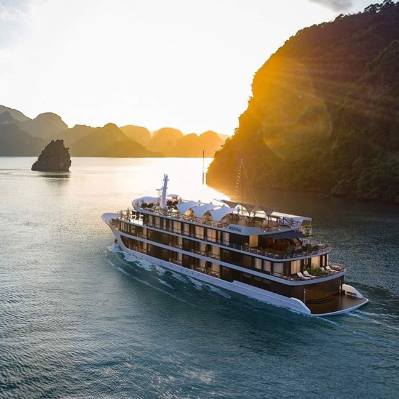 Trải nghiệm du thuyền trên vịnh Lan Hạ