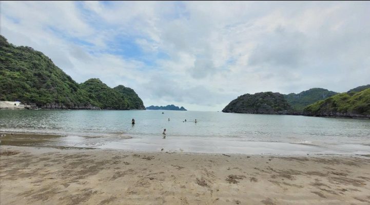 Bãi tắm Tùng Thu: Nơi nghỉ dưỡng biệt lập và đẳng cấp