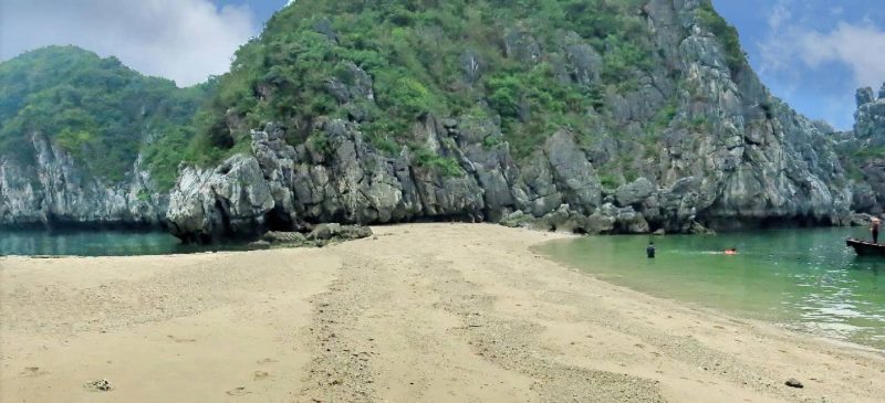 Bãi tắm Trái Tim: Biểu tượng của Tình yêu và Sự độc đáo