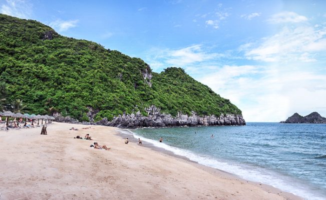 Bãi tắm Cát Cò 1: Náo nhiệt và Tiện nghi