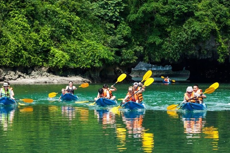 Khám phá hang Sáng - Tối bằng thuyền Kayak
