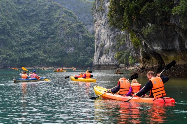 Trải nghiệm chèo thuyền kayak trên vịnh Lan Hạ - Cát Bà