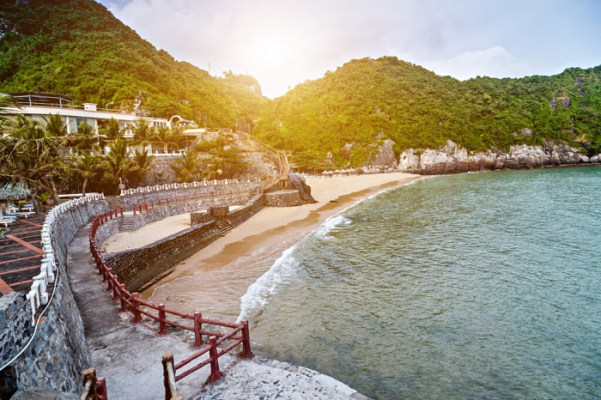 Bãi Cát Cò 1 - một trong những bãi biển nổi tiếng nhất Cát Bà