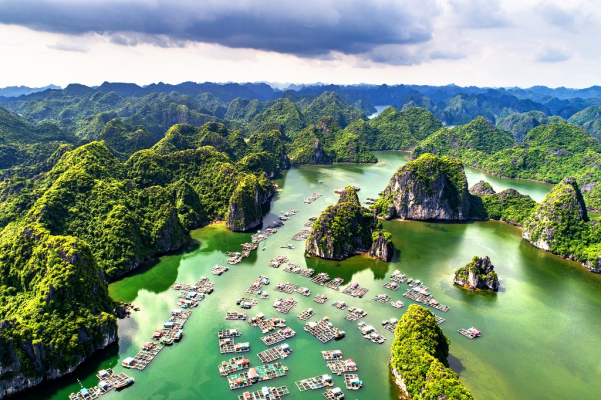 Vịnh Lan Hạ khi nhìn từ trên cao