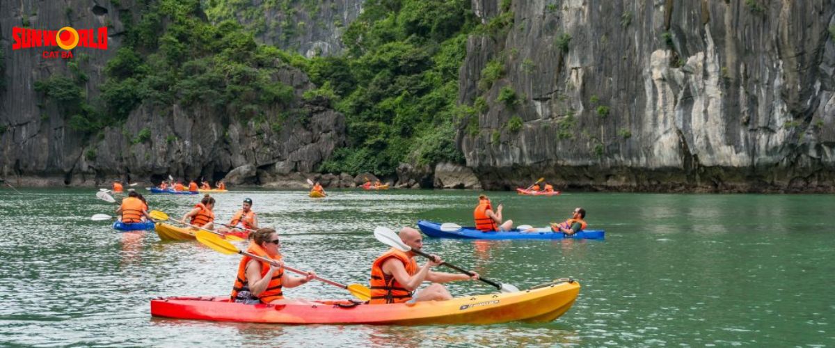 Trải nghiệm chèo thuyền kayak tại Vịnh Lan Hạ