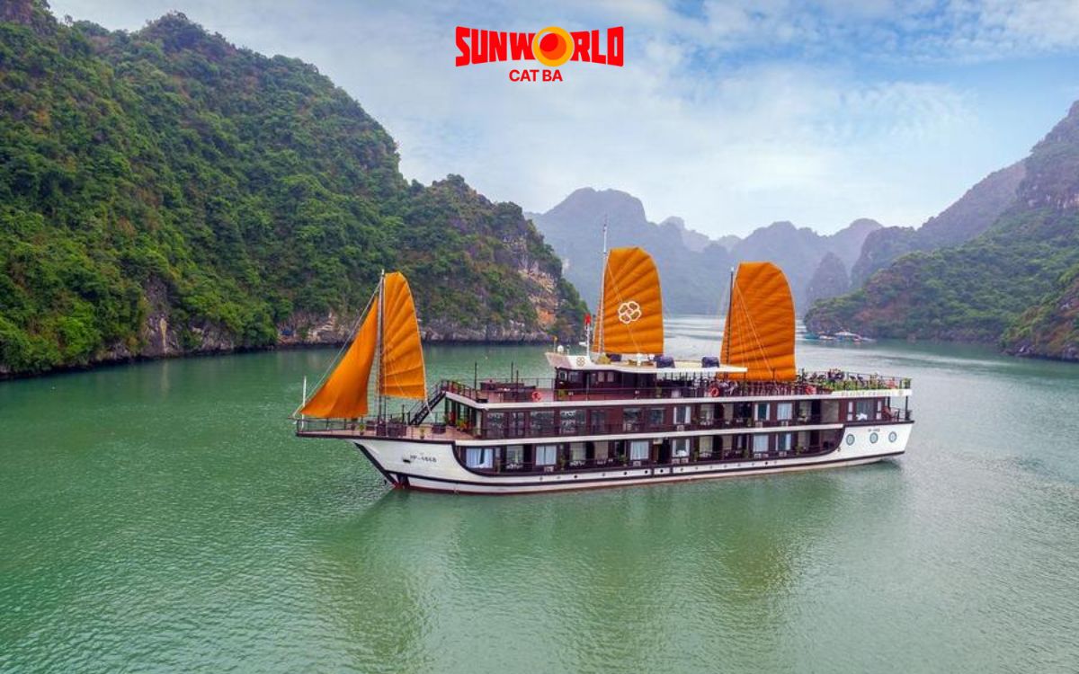 du thuyền trên Vịnh Lan Hạ